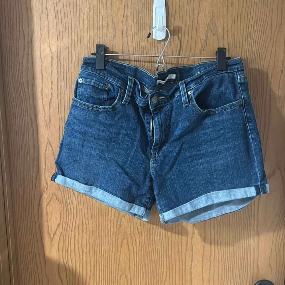 Levi’s Shorts - Picture 1 of 2